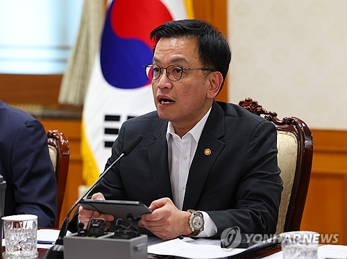 崔대행 만난 국책연구원장 "적극적 거시정책 필요"…사실상 추경 찬성_박준형
