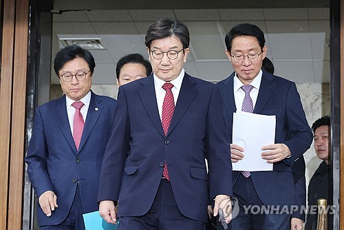 與 "추경, 살아있는 생물 같은 것…1분기 넘어 필요성 검토"_한종화
