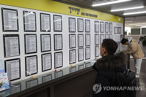 계엄 한파에 꽁꽁 얼어붙은 구인시장…코로나 직전보다 60% 급감_박준형