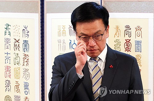 수출기업 만난 崔대행, 트럼프發 관세전쟁에 "가용수단 총동원"_박준형