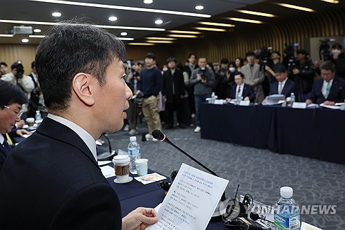 보험사 자본규제 완화 시사한 이복현…"후순위채 이자부담 낮추겠다"_정지서