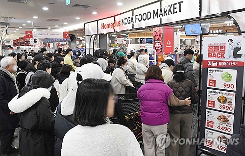 홈플러스 단기신용등급 'A3-'로 하향…"재무부담 과중"_김학성