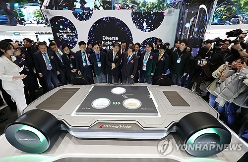 LG에너지솔루션 부스 찾은 배터리 업계 대표들