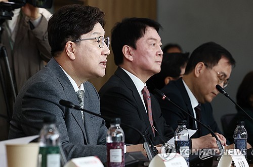 與, AI 전문가와 간담회…"G3 도약 위한 규제개선·예산지원 적극 협의"_한종화
