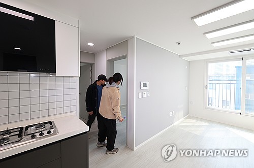 '천원주택' 살펴보는 예비 입주자들