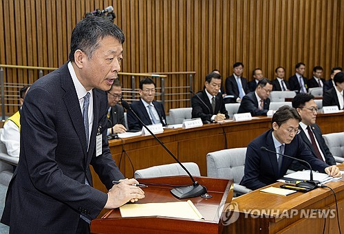 홈플 등급 하락 추세에도…김광일 MBK 부회장 "예상치 못해"_정필중