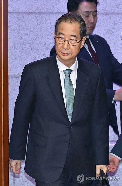 '탄핵 기각' 한덕수, 정부서울청사 출근…복귀 메시지 주목_정지서