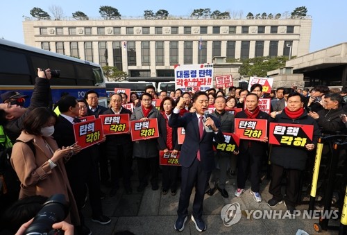 권성동 "한총리 복귀 시급한 과제…헌재 결정 환영"_정지서