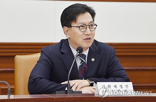 기재차관 "먹거리 체감물가 부담 여전…가격 안정에 총력"_박준형