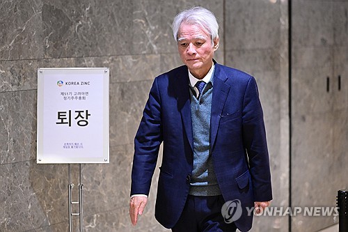 주주총회 퇴장하는 강성두 사장