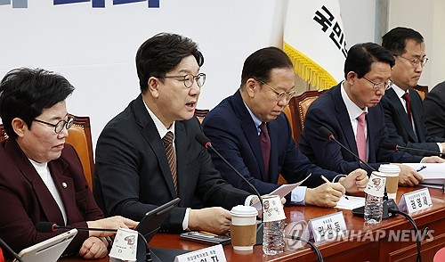 與 "헌재, 탄핵심판 차일피일 미루는 이유 뭔가…신속히 선고하라"_온다예