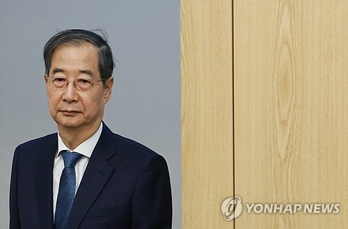 한덕수 권한대행, 반도체 산업 현장 간담회 참석