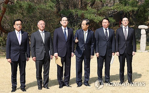 韓대행, 4대그룹 총수와 회동…"원팀으로 위기 극복하자"_정지서