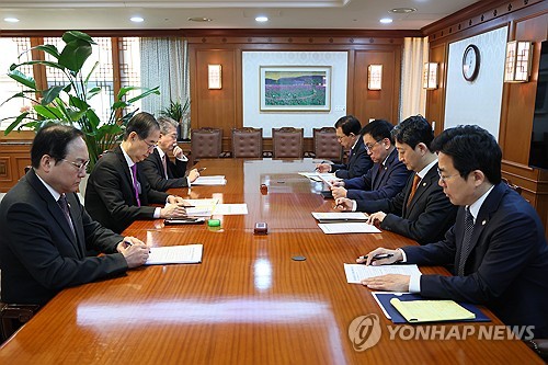 상호관세 대응 긴급 경제안보전략TF회의 주재하는 한덕수 권한대행