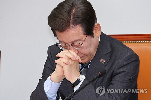 생각에 잠긴 이재명 대표