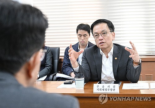 스마트 과수원 찾은 최상목 "2030년까지 특화단지 60개소 조성"_박준형
