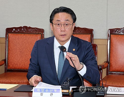 해수부 장관 "IMO 선박 온실가스 감축 조치, 탄소중립 신호탄"_한종화