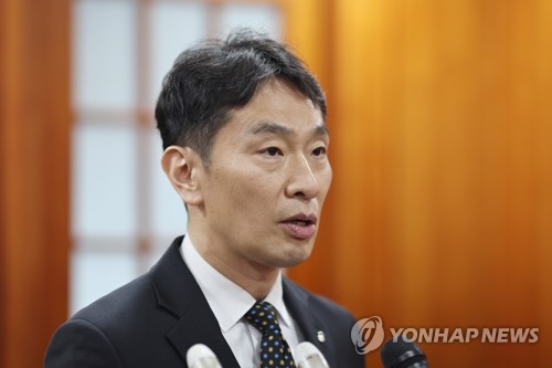 이복현 "외환시장 불안에 금리인하 지연…경제하방 압력↑"_윤슬기