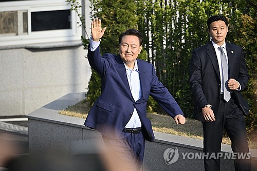 886일만에 한남동 관저 떠난 尹…"새로운 길을 찾겠다"_황남경
