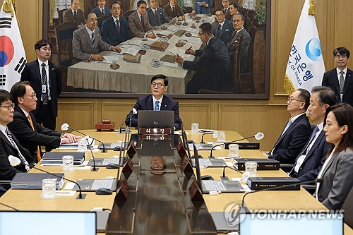 금통위원 "성장경로 불확실성 매우 높아…신중한 대응 필요"(종합)_손지현