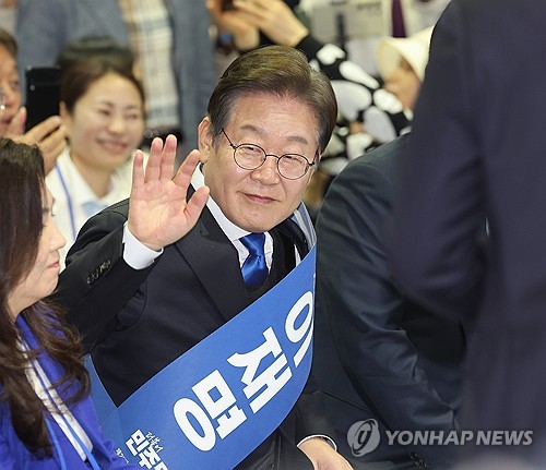 이재명, 3자 가상대결서 50%대로 압도…적합도 첫 50% 돌파_황남경