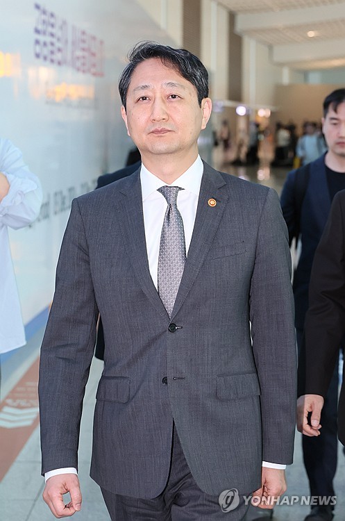 안덕근 산업장관 "자동차 산업 美관세 큰 피해…해결책 마련"(상보)_한종화