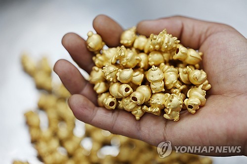 [뉴욕 금가격]달러 약세·지정학적 불안에 2% 급등…3주 만에 최고치_장예진