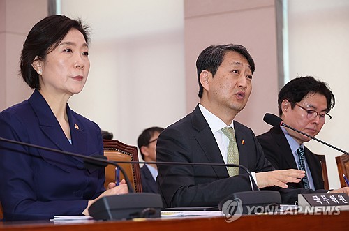 답하는 안덕근 산업통상자원부 장관