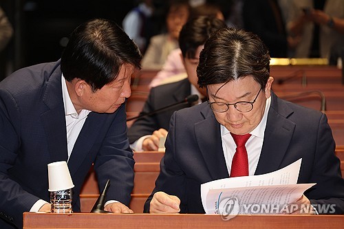 무거운 분위기의 국민의힘 의총