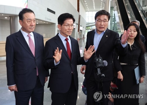 김문수 "당에서 대선 후보를 끌어내리려 해…일정 중단"_온다예