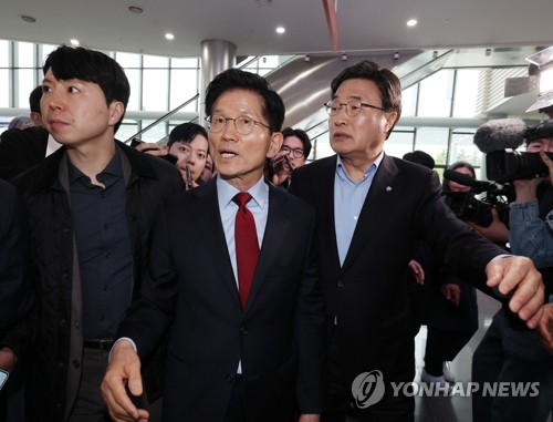 김문수 "당에서 대선 후보를 끌어내리려 해…일정 중단"(종합)_온다예