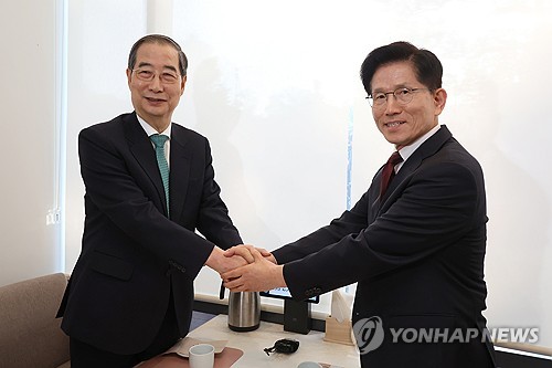 김문수, 내일 추가 회동 제안…한덕수 "일정 조정해 만나겠다"(종합)_온다예