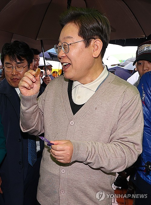 김천 특산품으로 만든 젤리 시식하는 이재명 후보
