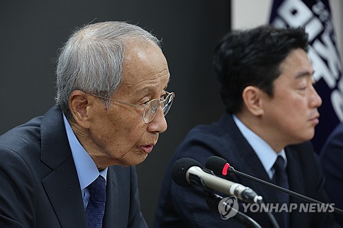 윤여준 "저들이 기득권 지킬 때 우리는 국민 삶 바라볼 것"_정지서
