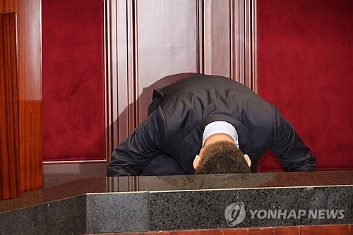 의총서 큰절 올린 김문수…"우린 원팀, 함께 싸우고 승리하자"_온다예