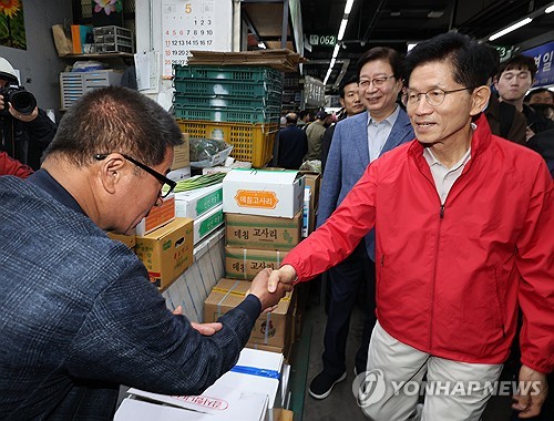가락시장에서 공식 선거운동 시작한 김문수