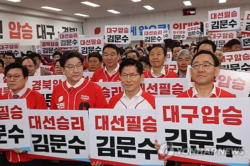 김문수, 尹 탈당 조치 여부에 "현재로선 계획 없어…尹 본인의 뜻"_온다예