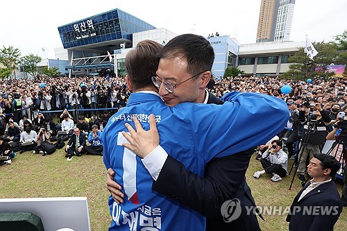 유세차 올라 이재명과 포옹한 김상욱…"대통령 되도록 최선 다할 것"_정지서