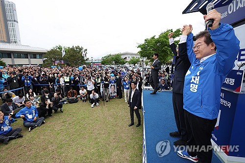 인사하는 무소속 김상욱 의원과 이재명 후보