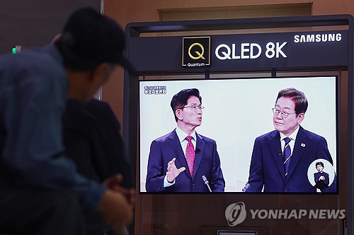 중계방송으로 대선 후보 토론회 지켜보는 시민들