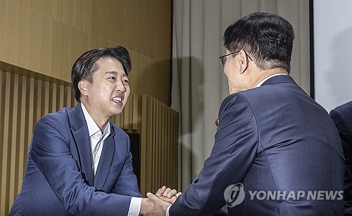 김문수 "이준석 배울 점 많아"…이준석 "단일화 논의 관심없어"_온다예