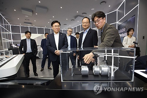 LG이노텍 제품전시관 둘러보는 유상임 장관