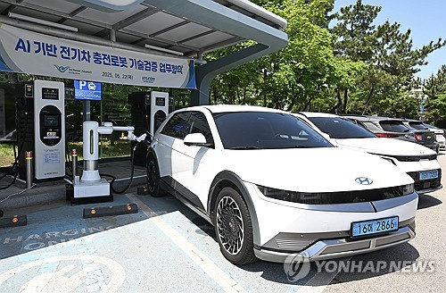 인천공항공사, 현대차·기아와 'AI 전기차 충전로봇' MOU 체결_한종화