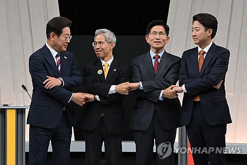 [대선토론] 李 "혼자 계엄 사과 안 해" vs 金 "군중재판"_정지서