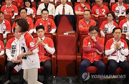 출구조사 결과 보는 김용태