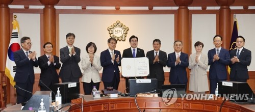 박찬대, 선관위서 '이재명 대통령 당선증' 대리 수령_황남경