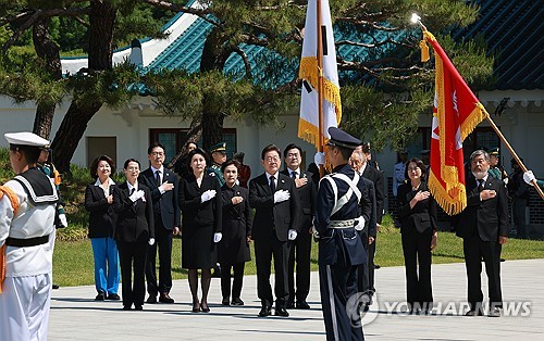 李, 임기 시작 첫 일정 현충원 참배…방명록에 "국민이 주인인 나라"_정지서