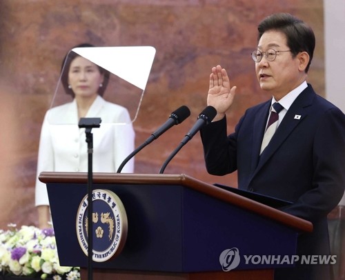 李대통령 "불황과 일전 치를 것…비상경제대응TF 즉시 가동"(종합)_정지서
