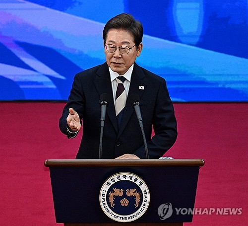 '삼색 넥타이' 메고 국회 찾은 李대통령…"국민통합으로 위기 극복"_황남경