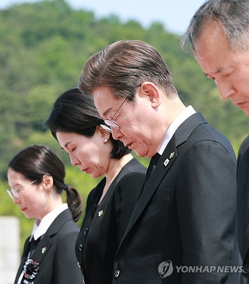 李대통령 "모두를 위한 특별한 희생엔 특별한 보상 주어져야"_황남경